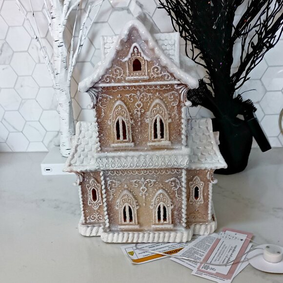 NEW! EXQUISITE LIGHT UP GINGERBREAD HOUSE DECOR - Picture 4 of 6